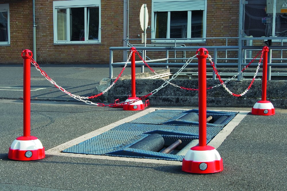 Potelets à chaîne, avec capuchon à oeillet 