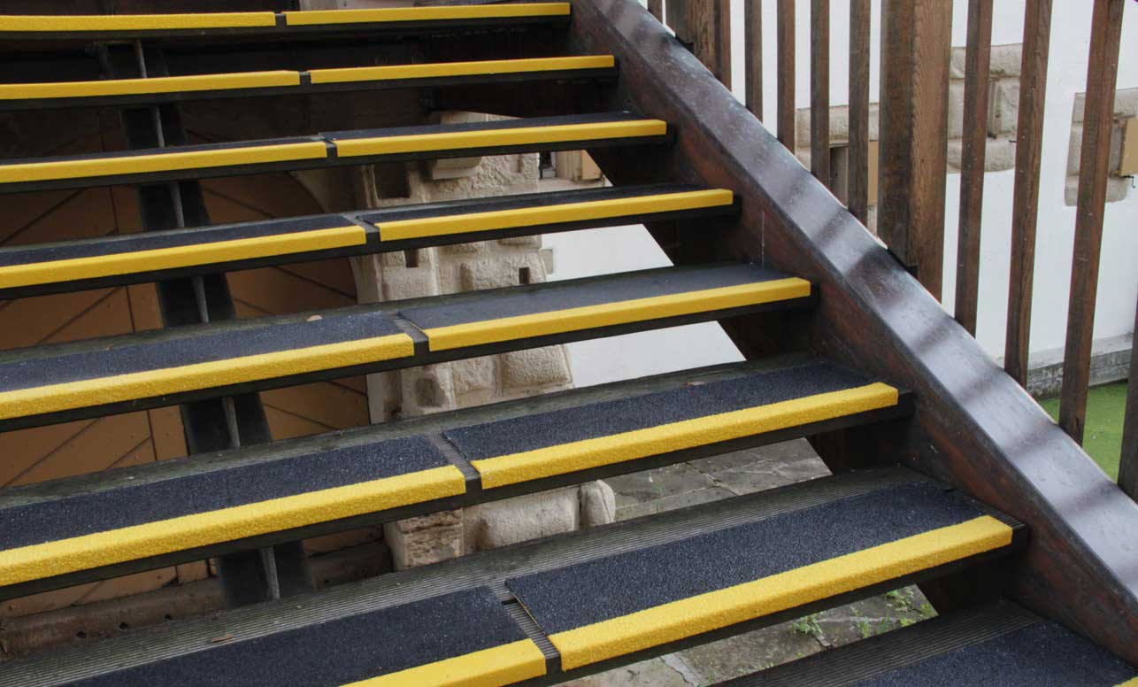 Antidérapant nez de marche à fixer sur escalier bois